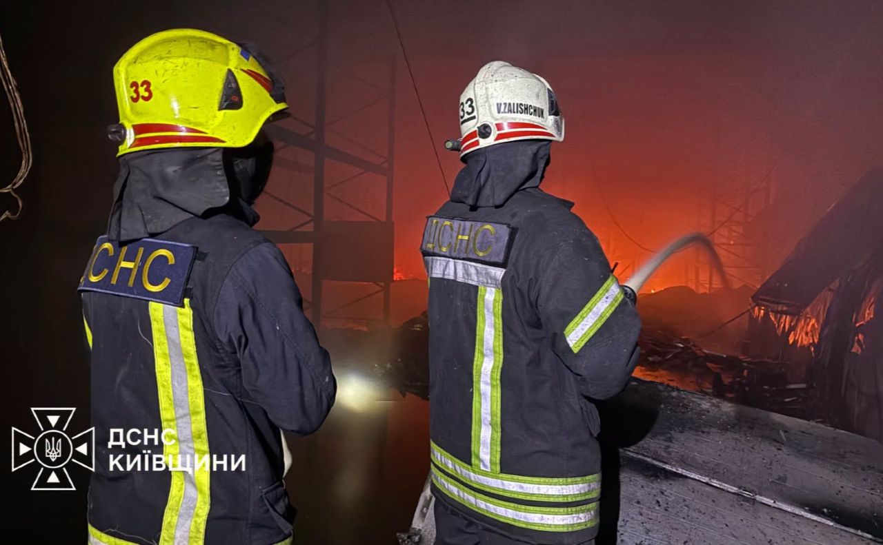 Рятувальники Київщини працюють над ліквідацією масштабної пожежі на логістичному комплексі в Бучанському районі, спричиненої ворожим обстрілом. Фото: ДСНС Київщини