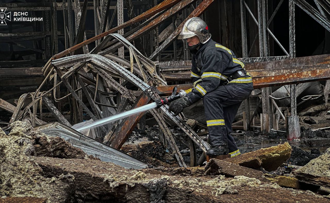Рятувальники ліквідовують наслідки російської атаки на Київщину. Фото: ДСНС Київщини