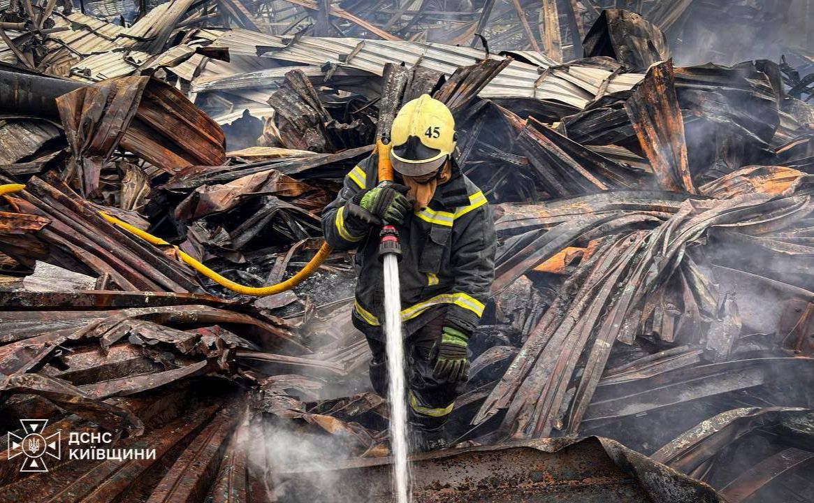Ліквідація наслідків атаки росіян на Київщину. Фото: ДСНС