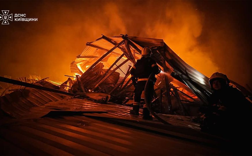 Вогнеборець на Бориспольщині гасить атакований рф склад. Фото: ДСНС України