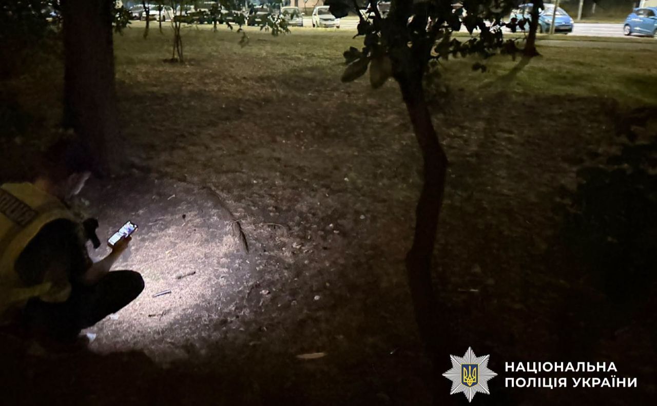 Поліція знайшла у дворі ніж, яким чоловік вбив жінку. Фото: Нацполіція