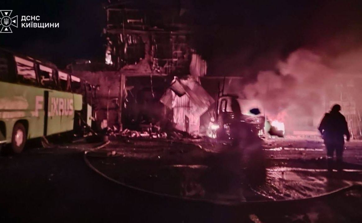 ДСНС Київщини ліквідовують наслідки російського обстрілу 21 вересня. Фото: ДСНС
