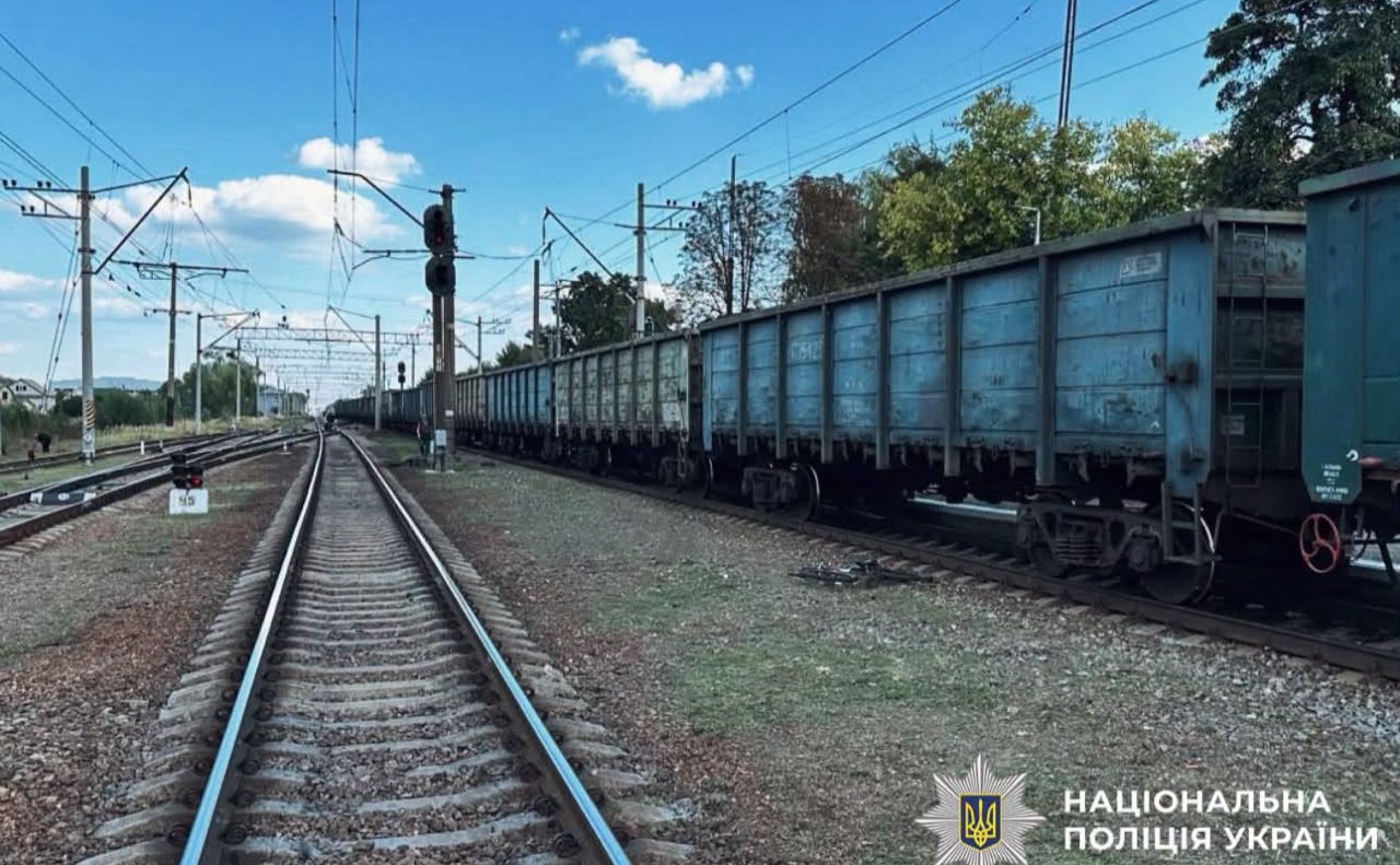 Хлопець переїжджав на велосипеді залізничний пішохідний перехід