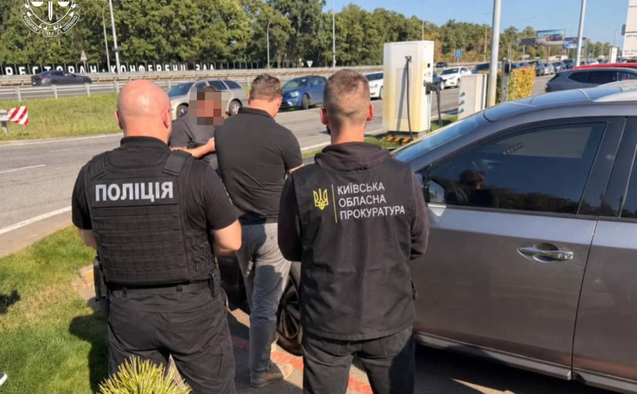 Правоохоронці затримали підозрюваного. Фото: Прокуратура України
