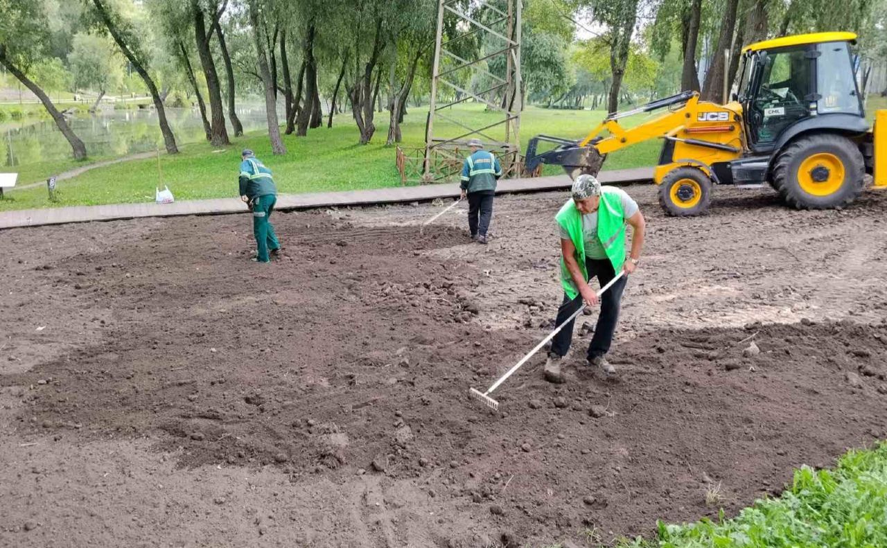 Приготування місця для висадки ароматичних рослин. Фото: КП УЗН Деснянського району