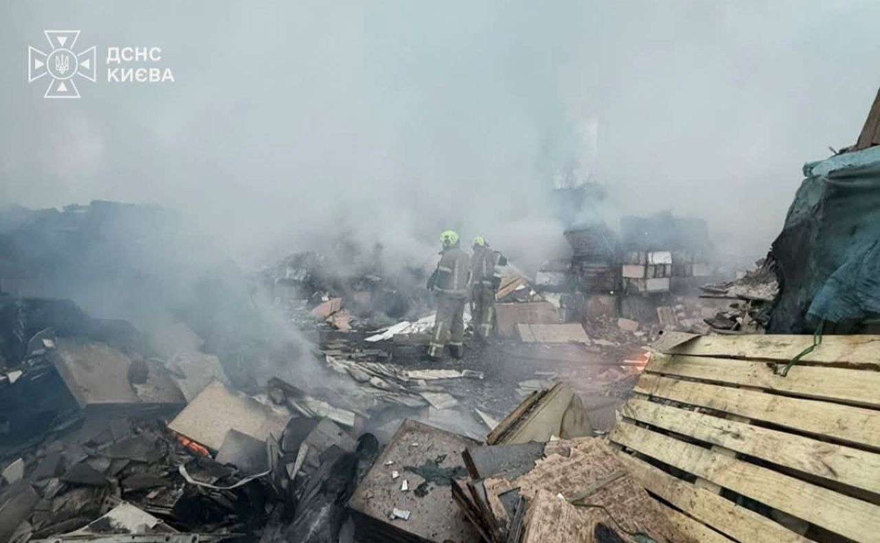 ДСНС ліквідовує наслідки ворожого обстрілу у Голосіївському районі Києва. Фото: ДСНС Києва