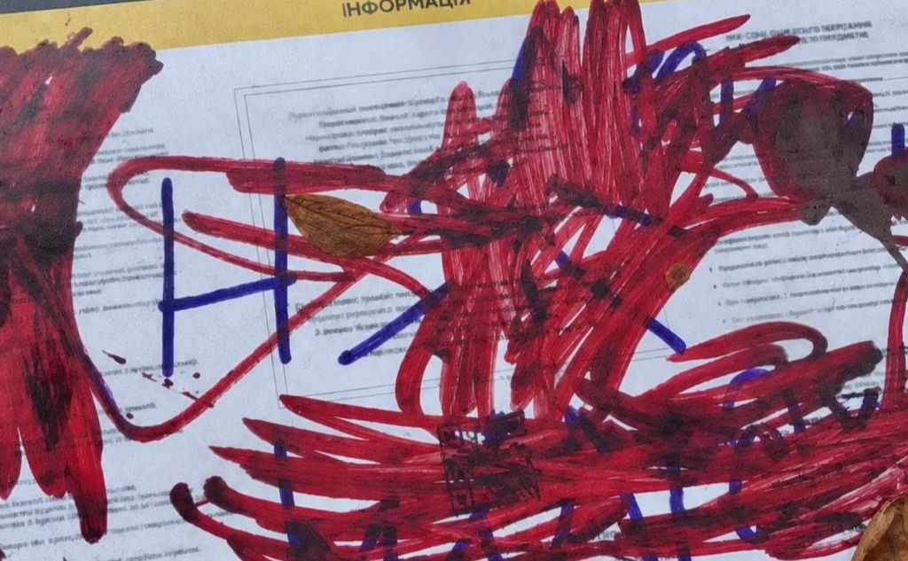 Тренажерний комплекс залили фарбою та залишили на ньому графіті. Фото: Георгій Зантарая у Телеграм