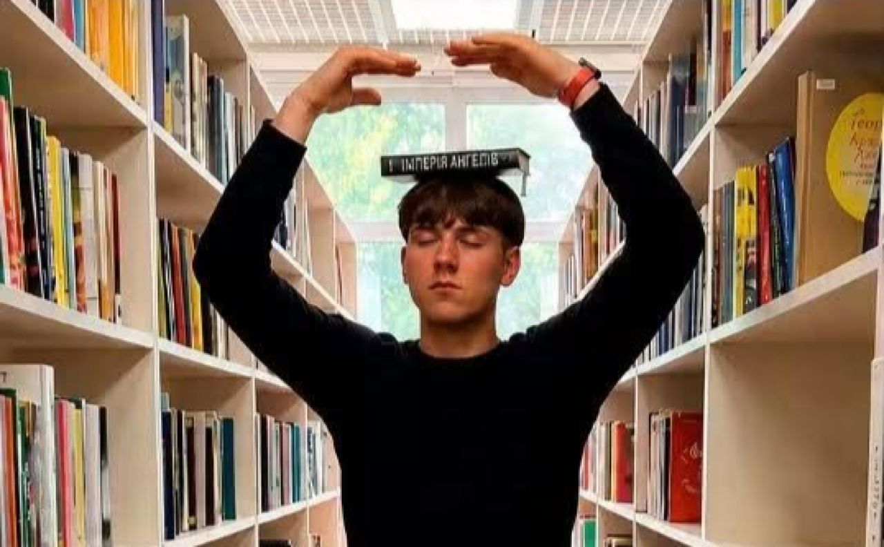 За межами стереотипів: у столиці провели фотоконкурс на креативного бібліотекаря
