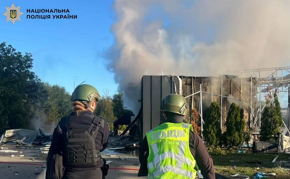 Пожежа на одній з локацій, атакованих реактивними дронами рф. Фото: Нацполіція