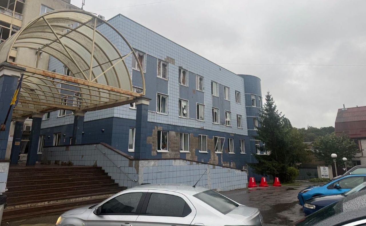 Нічна атака пошкодила КДЦ на вулиці Мостицькій. Фото: Департамент охорони здоров’я КМДА