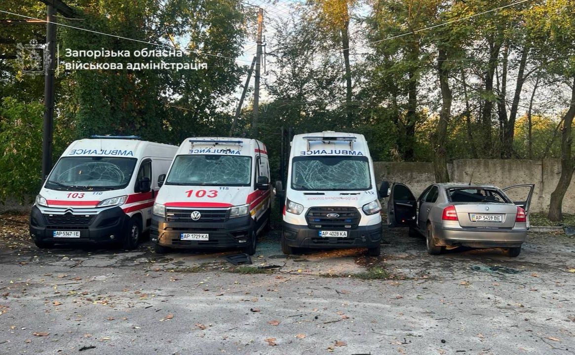Біля одного запорізького медзакладу пошкоджені «швидкі». Фото: Запорізька ОВА
