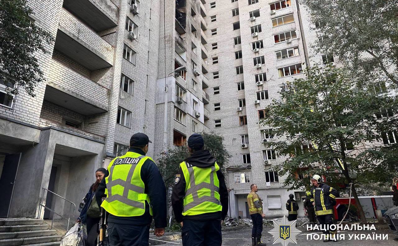 На місцях влучань працюють правоохоронці. Фото: поліція Києва