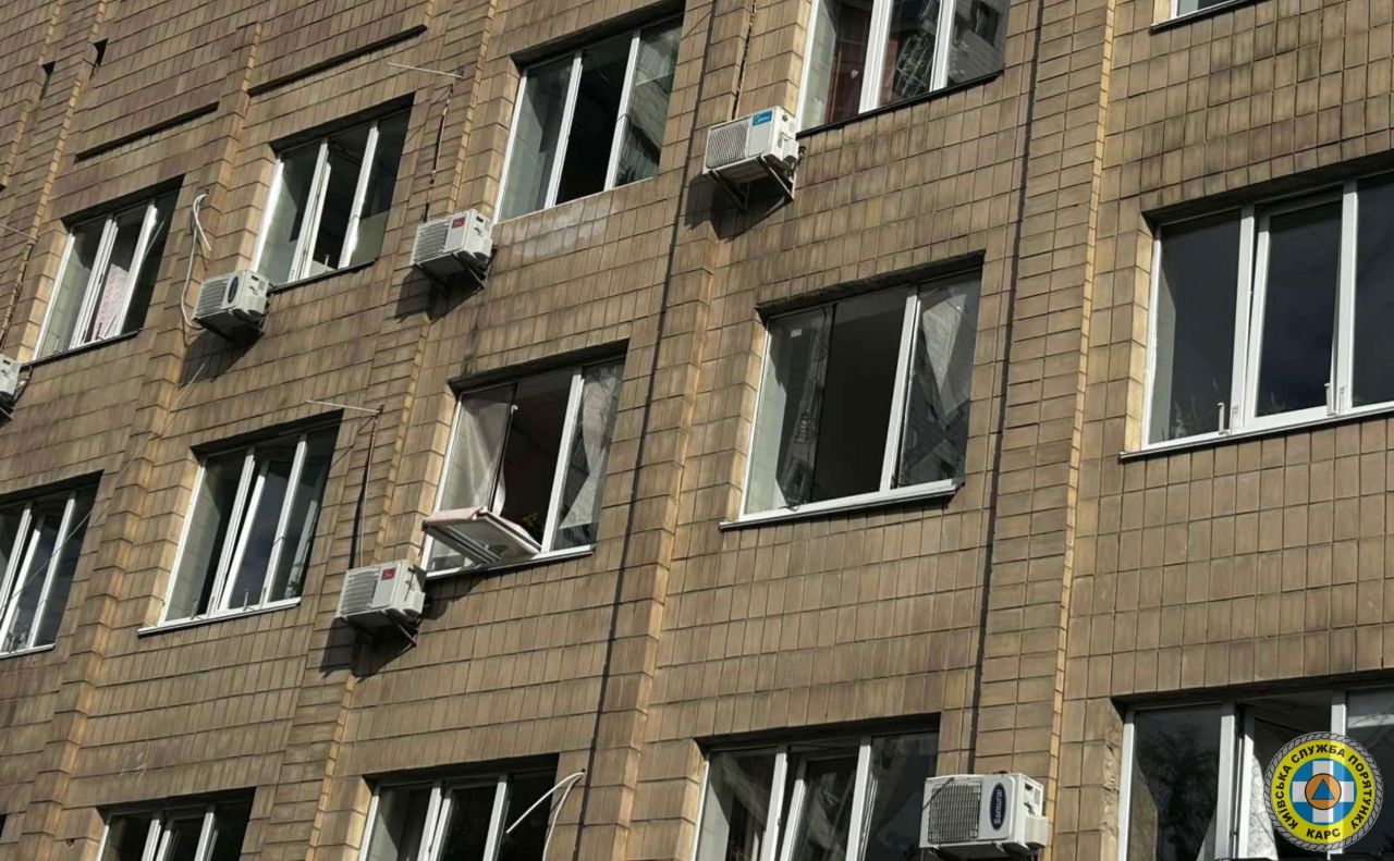 У будівлі пошкоджений фасад і вибиті вікна. Фото: КАРС