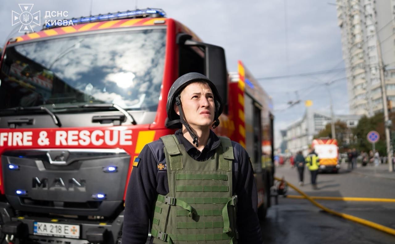 Рятувальник ДСНС у Києві після атаки на бізнес-центр на Шулявці. Фото: МВС
