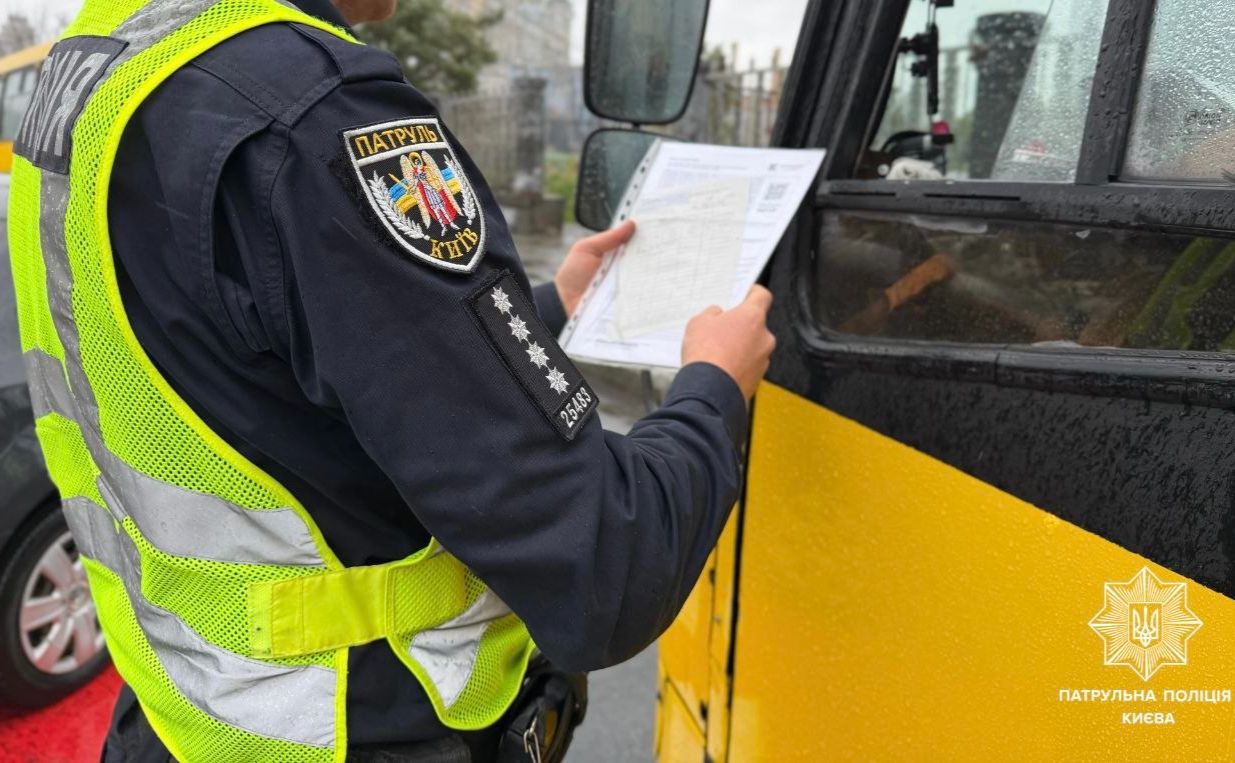 Патрульний поліції перевіряє водія. Фото: Патрульна поліція Києва