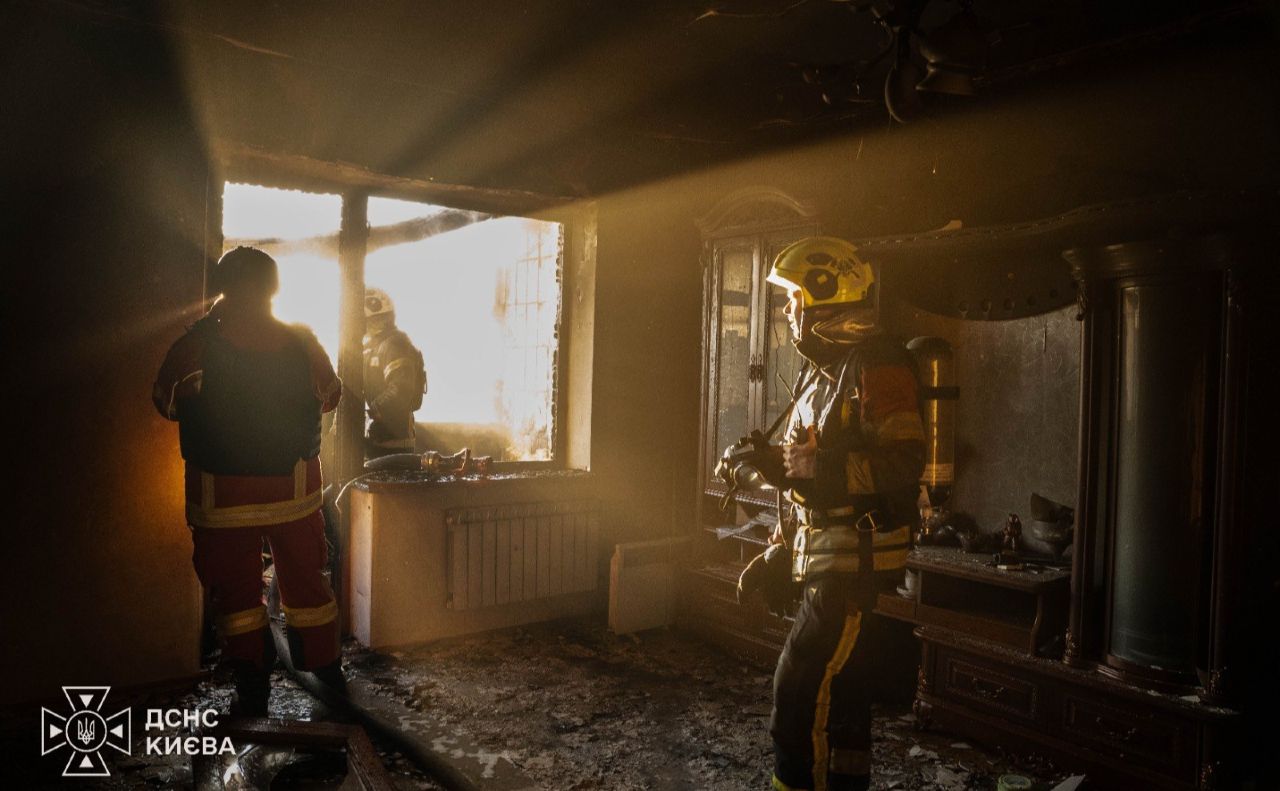 Рятувальники на місці пожежі в квартирі. Фото: ДСНС Києва