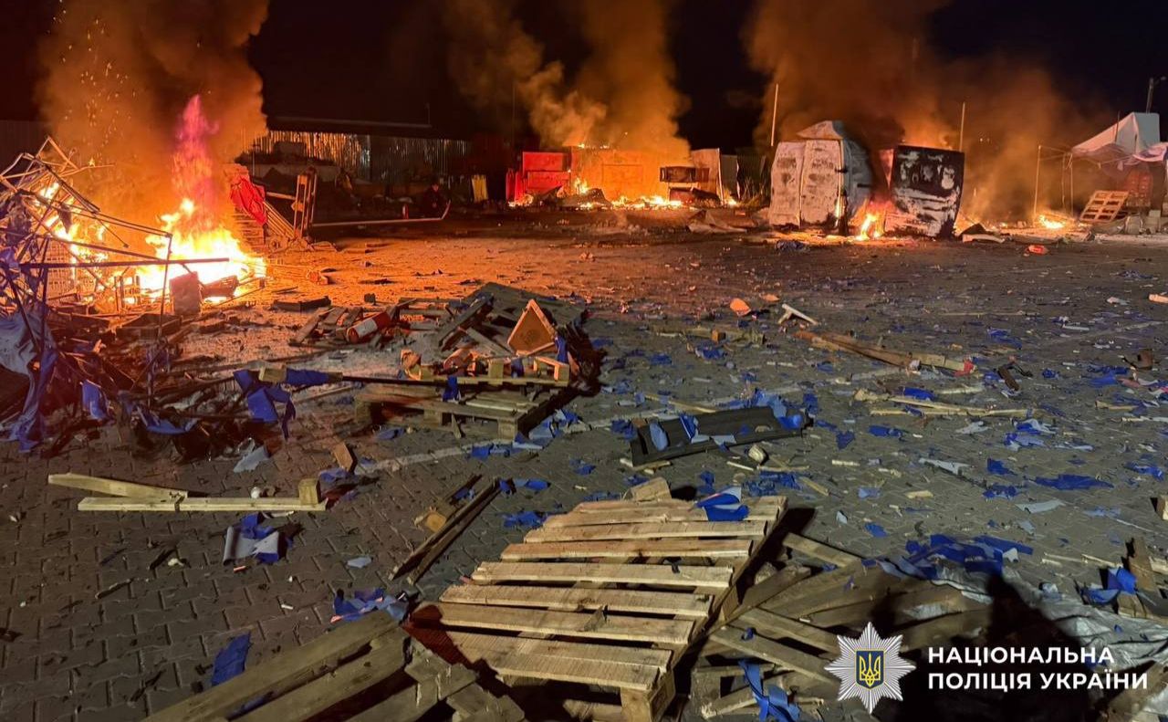 Після падіння уламків російського БПЛА виникла пожежа. Фото: Нацполіція