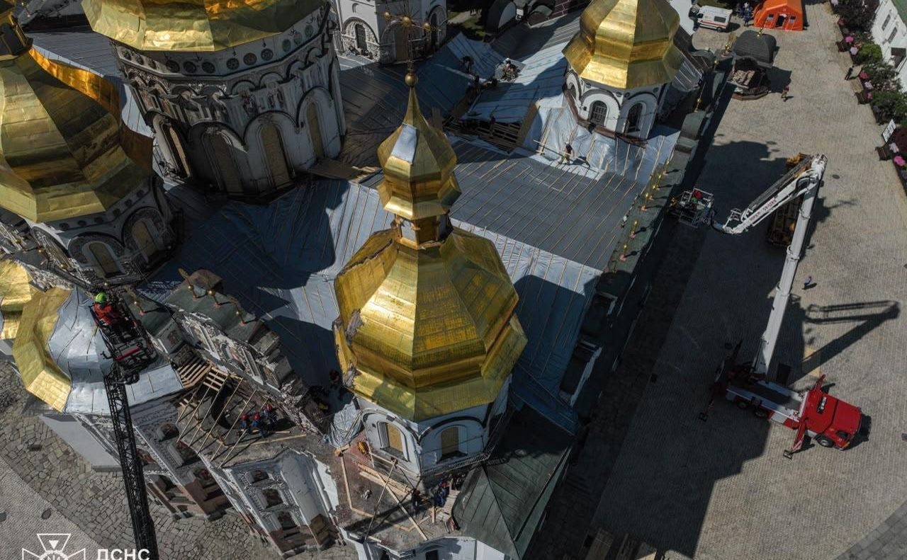 Росіяни свідомо цілили у вівтарну частину собору. Фото: ДСНС