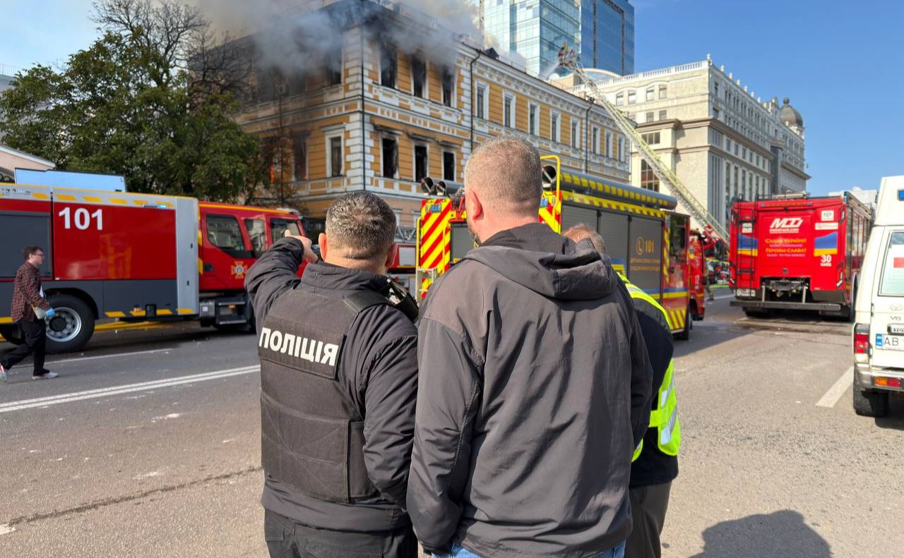 Надзвичайна служба працює на місці атаки рф по столиці. Фото: Олександр Сазанович у Телеграм