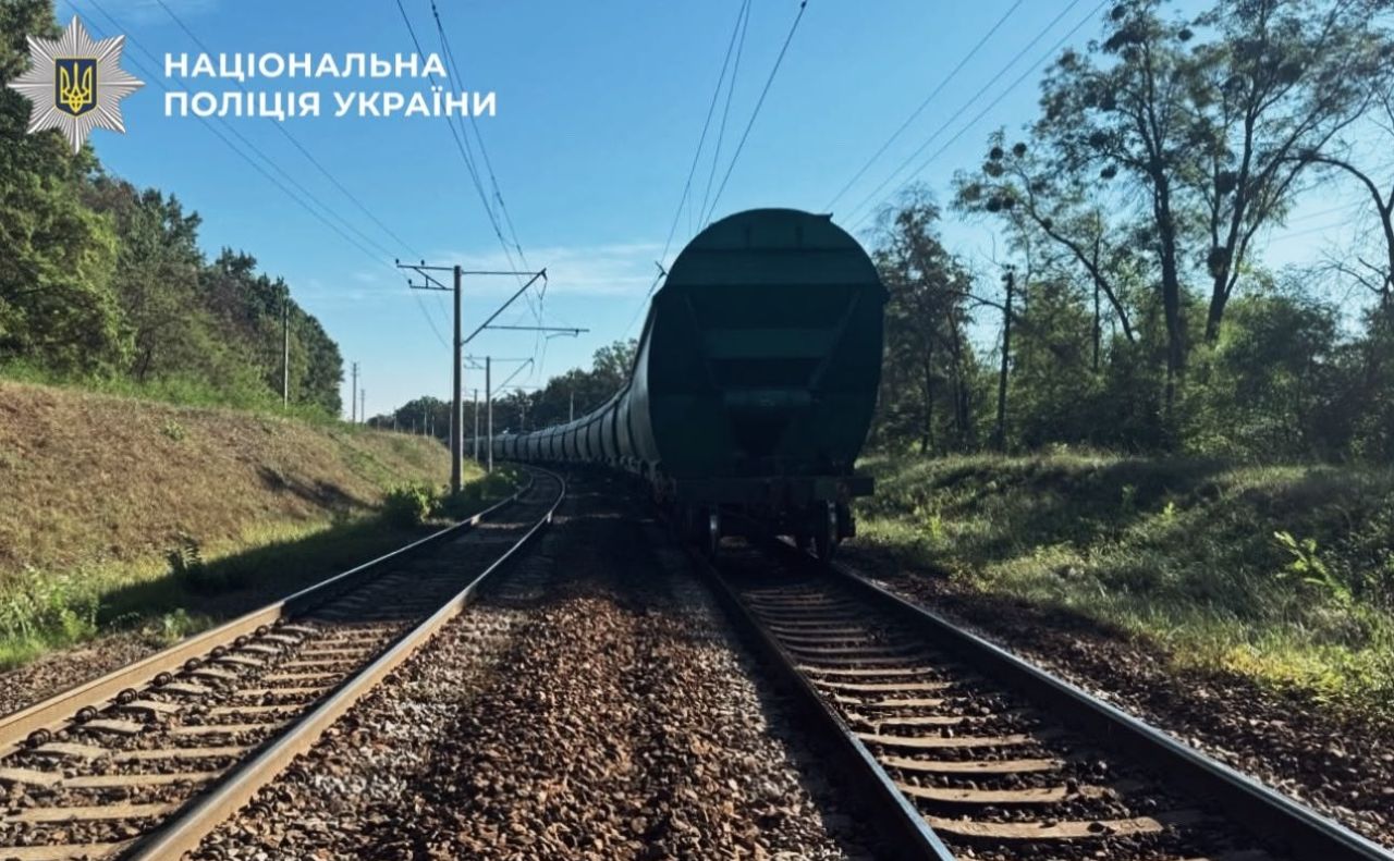 Жінка переходила колії не за правилами. Фото: Нацполіція