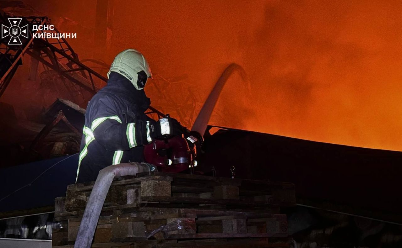 Рятувальник ДСНС Київщини під час гасіння пожежі. Фото: ДСНС Київської області