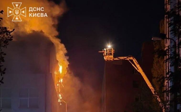 ДСНС Києва показало кадри операції порятунку вночі. Фото: ДСНС