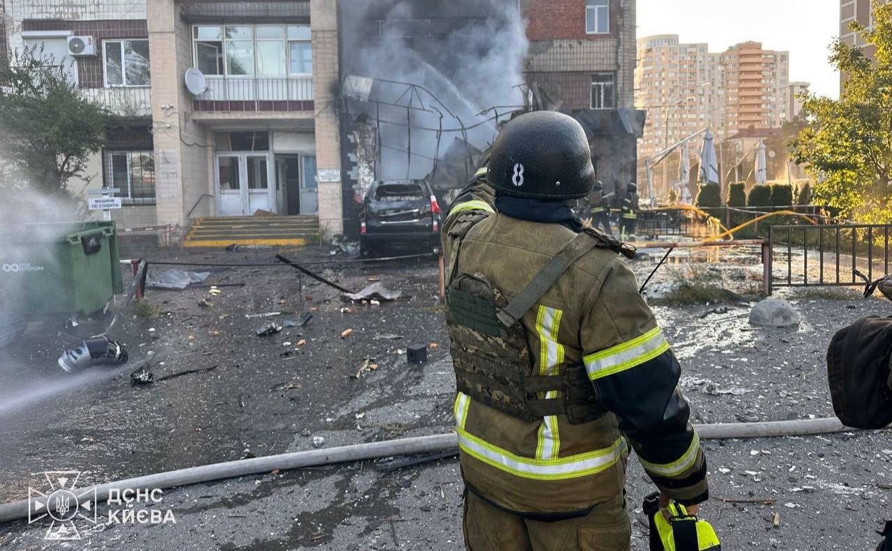 Рятувальники біля пошкодженого будинку у Києві. Фото: ДСНС