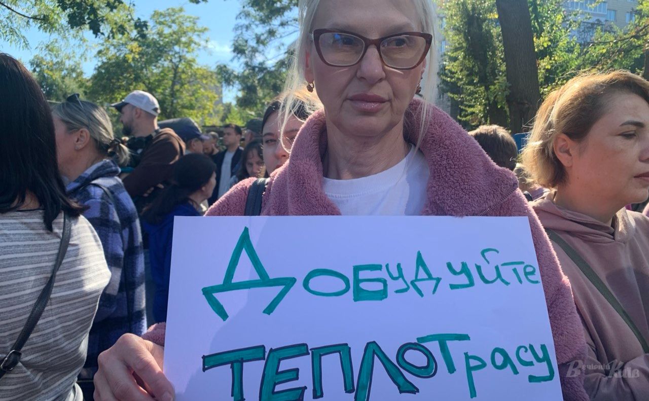 Мешканка однії з багатоповерхівок, яка хоче мати тепло взимку у квартирі. Фото: «Вечірній Київ»