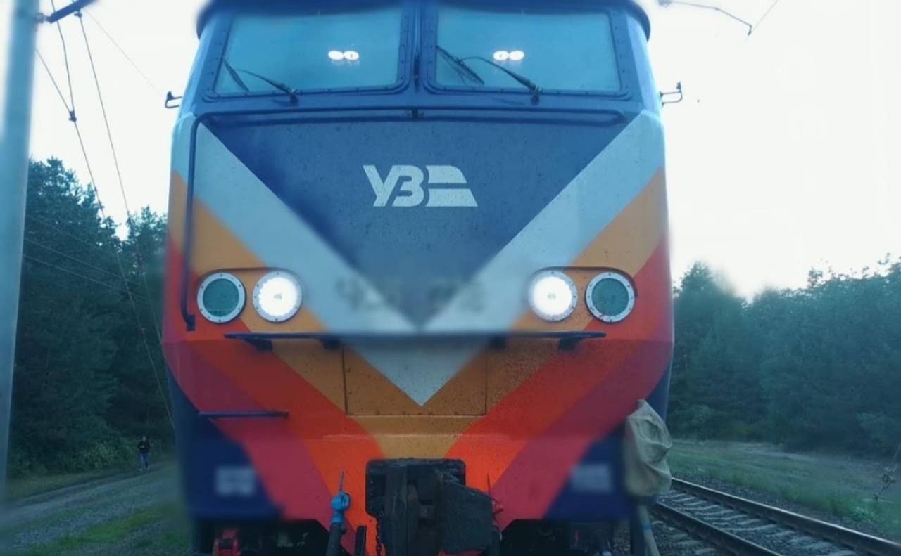 Жінка потрапила під колеса пасажирського поїзда. Фото: Нацполіція