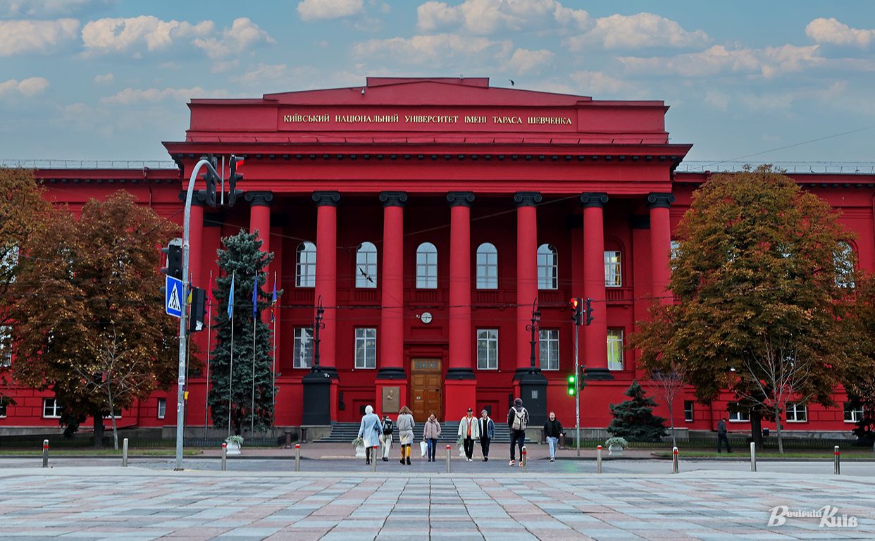 Напередодні біля корпусів столичного вишу лунали вибухи та вирувала пожежа. Фото: Борис Корпусенко