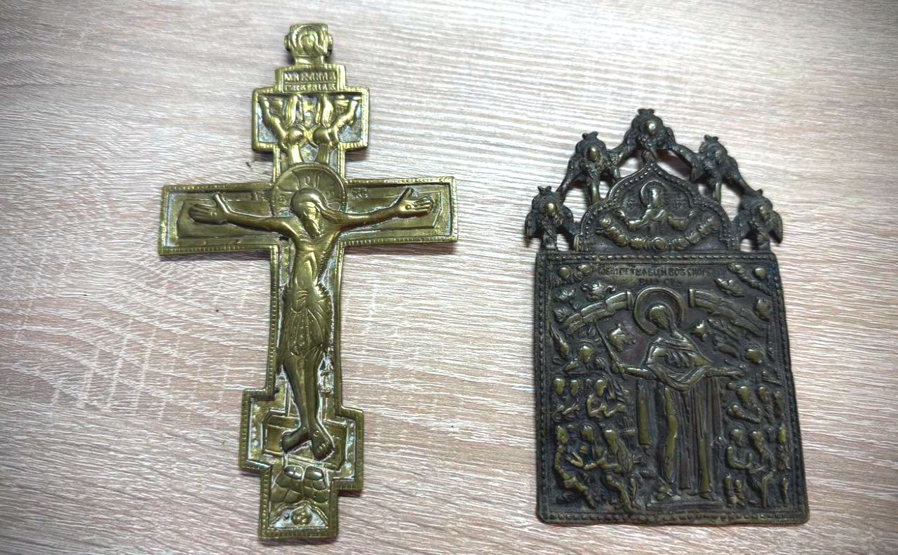 Старожитності виявили під час огляду міжнародних поштових відправлень. Фото: Київська митниця