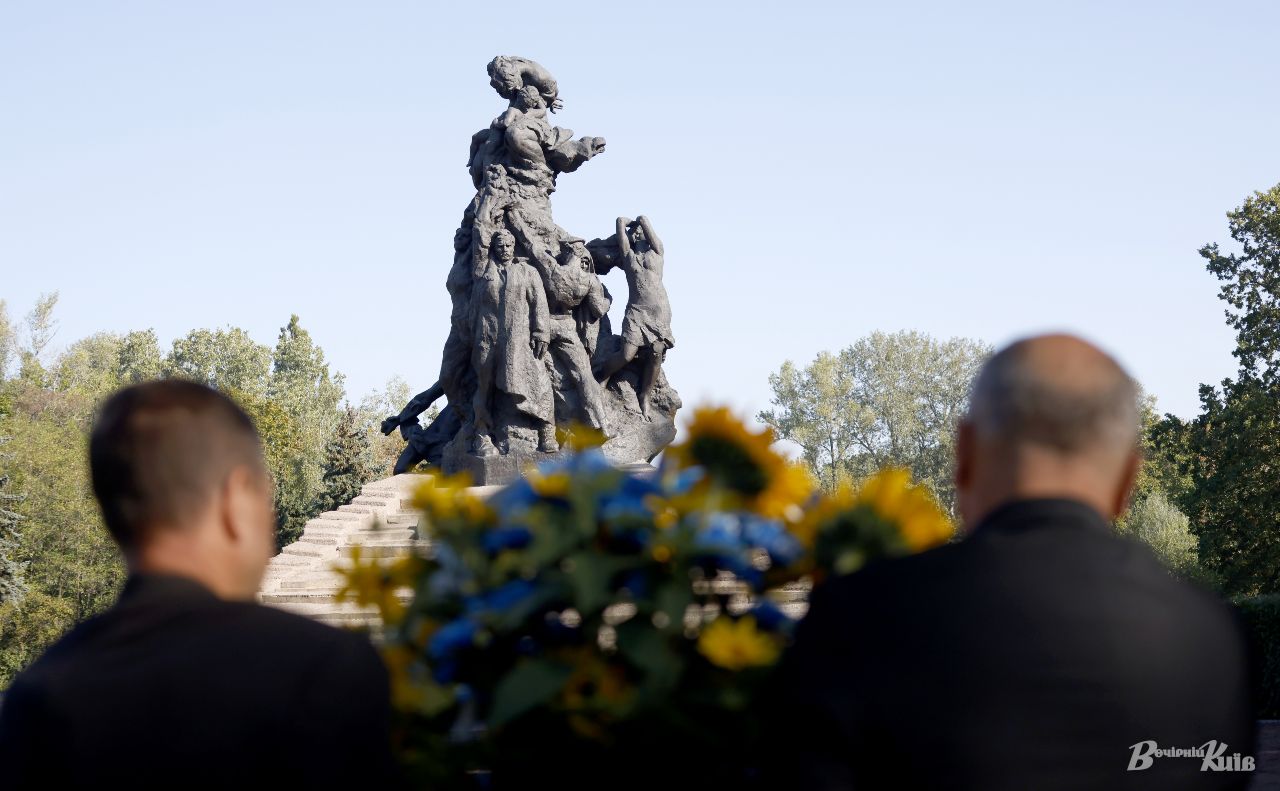 У Києві вшановують 85-ті роковини початку масових розстрілів у Бабиному Яру. Фото: Борис Корпусенко