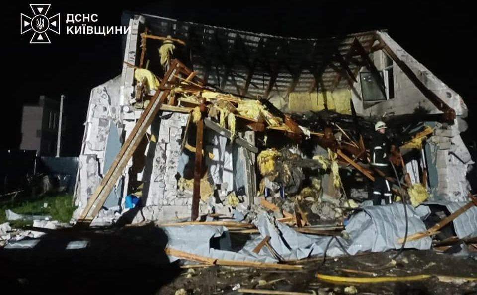 Російський дрон влучив у приватний будинок у Бучанському районі
