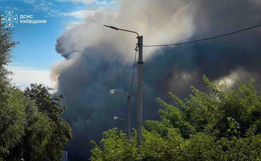 Через російську атаку у Броварському районі горіли склади
