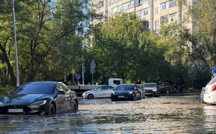 Вода залила проїжджу частину. Фото: «Київ24»