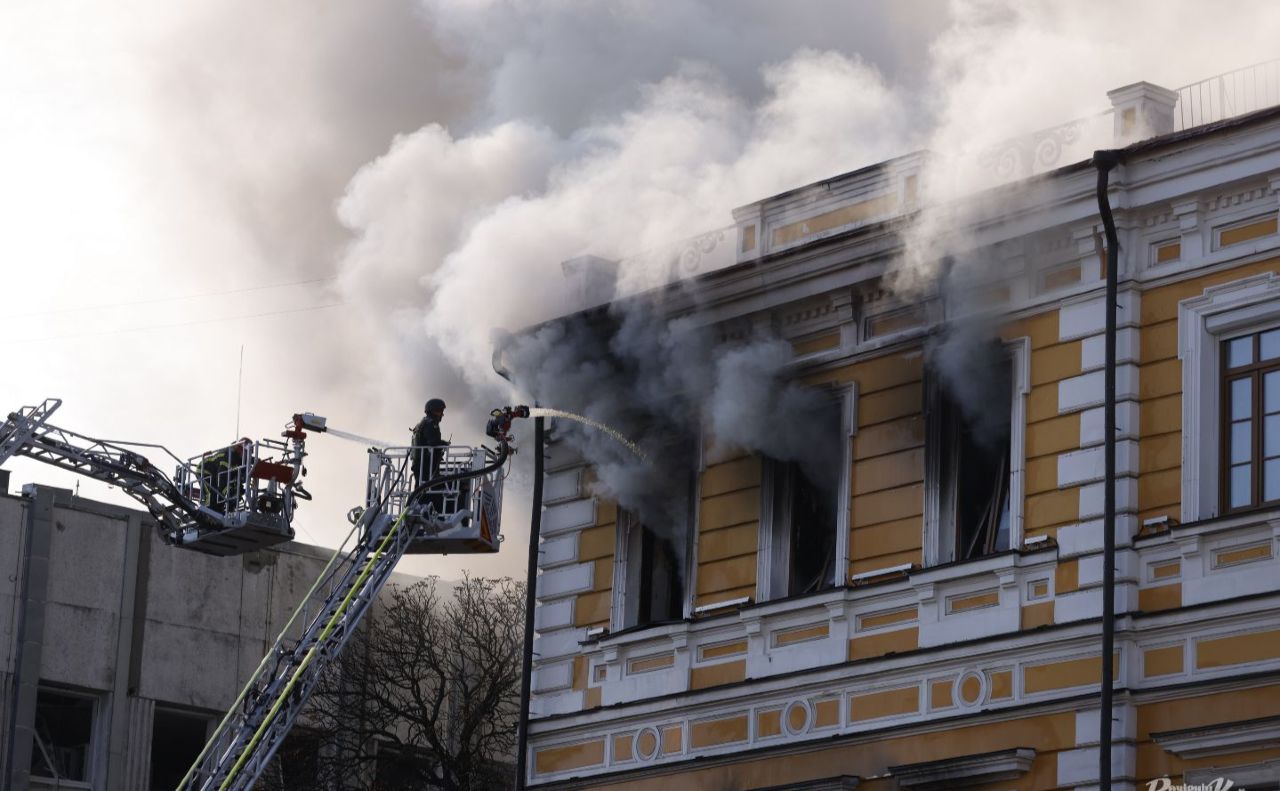 Пожежа на Володимирській після атаки рф. Фото: Борис Корпусенко