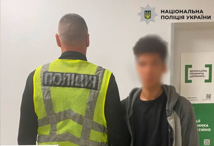 Один із підозрюваних під час затримання. Фото: Національна поліція України