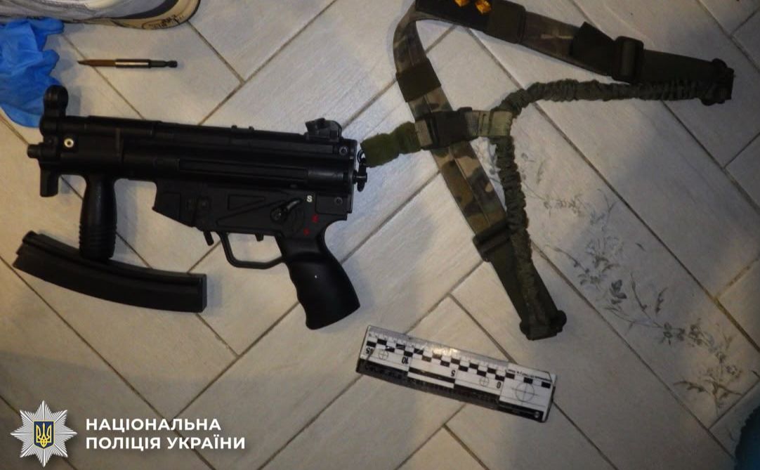 Зброя виявилась страйкбольною, а грабіжник — містянином, якому не подобався галас у під’їзді. Фото: Нацполіція