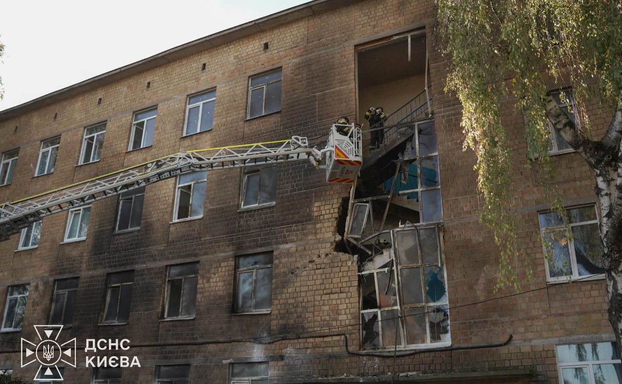 Удар припав на третій поверх: рятувальники показали наслідки влучання дрона у столичну школу. ВІДЕО