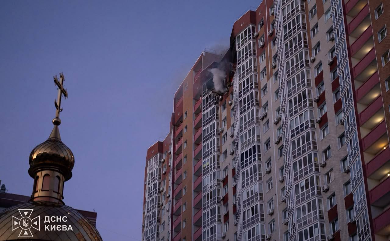 Дрон врізався в будівлю на рівні 25 поверху. Фото: ДСНС Києва
