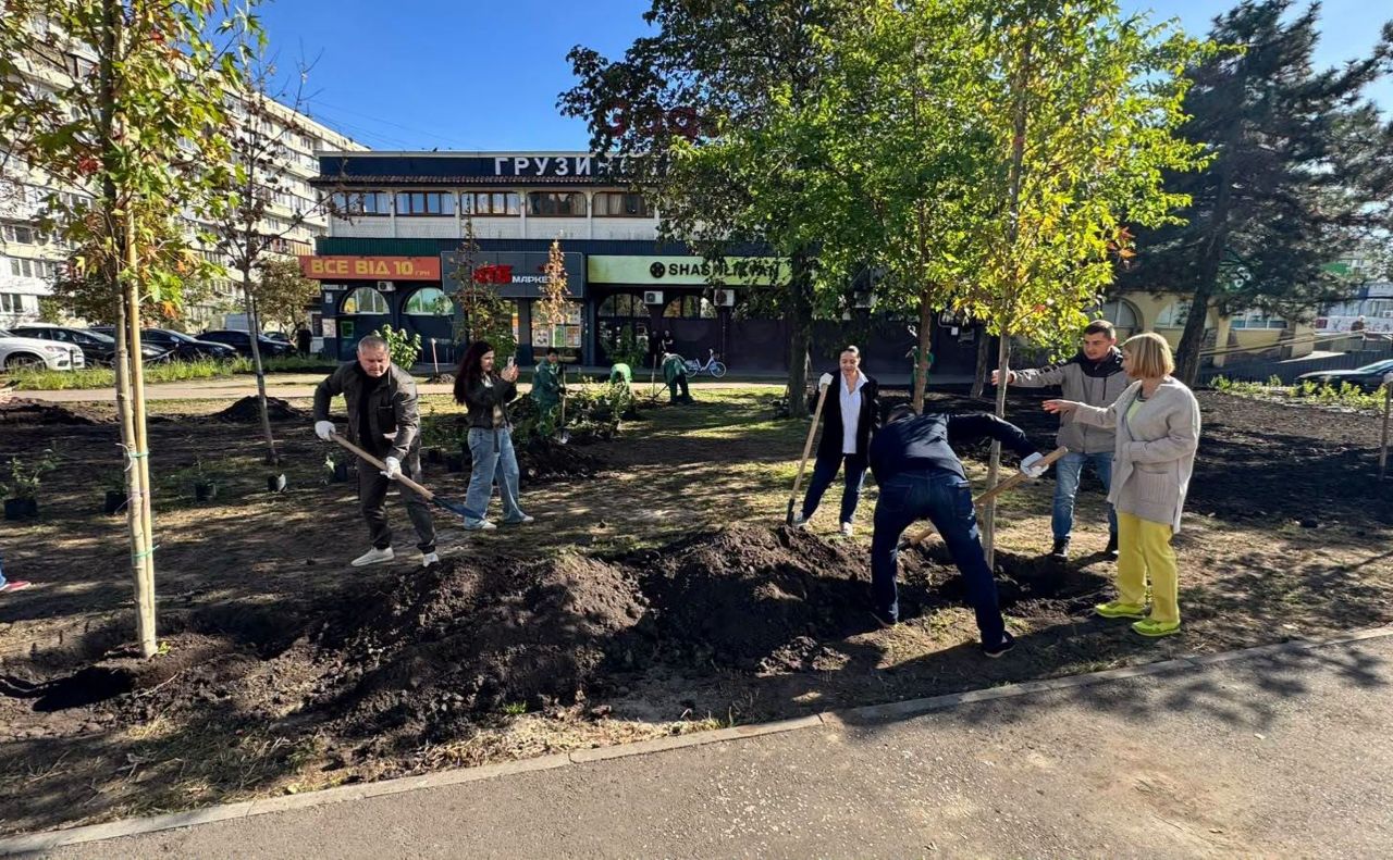 Під час висадження дерев. Фото: Департамент захисту довкілля та адаптації до зміни клімату