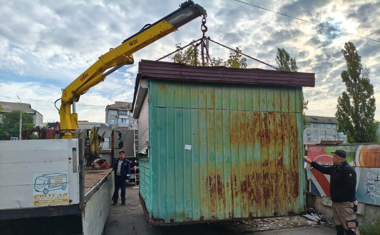 Демонтаж незаконних конструкцій. Фото: КП «Київблагоустрій»