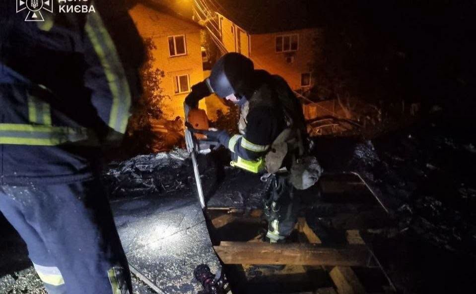 Рятувальники ліквідують наслідки пожежі на даху будівлі у Голосіївському районі. Фото: ГУ ДСНС у місті Києві