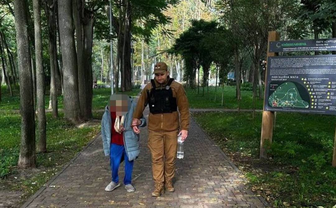 Жінку, яка має проблемі зі здоров’ям, передали медикам. Фото: Муніципальна охорона