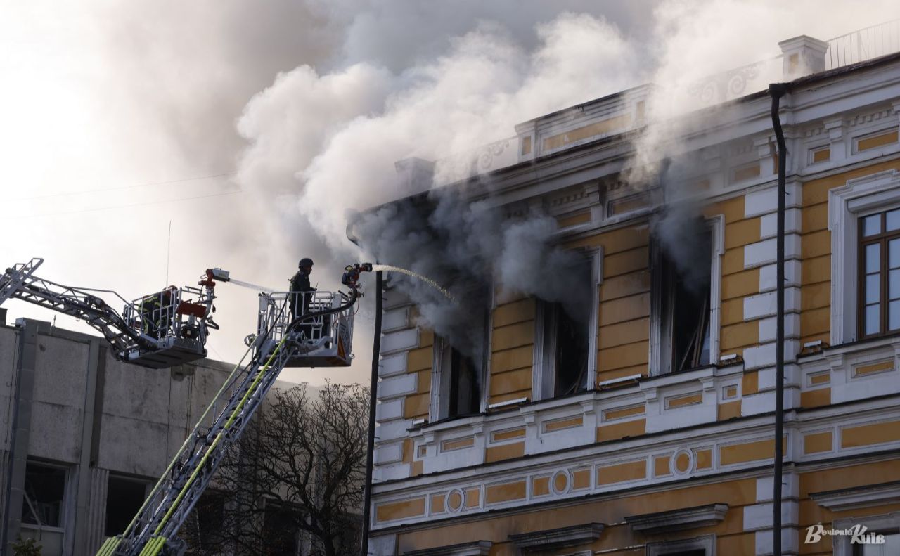 Рятувальники гасять пожежу в будівлі Президії Академії наук, в яку поцілив російський дрон. Фото: Борис Корпусенко