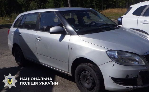 Чоловік переночував у чужій автівці, звідки поцупив мобільний телефон. Фото: Національна поліція України