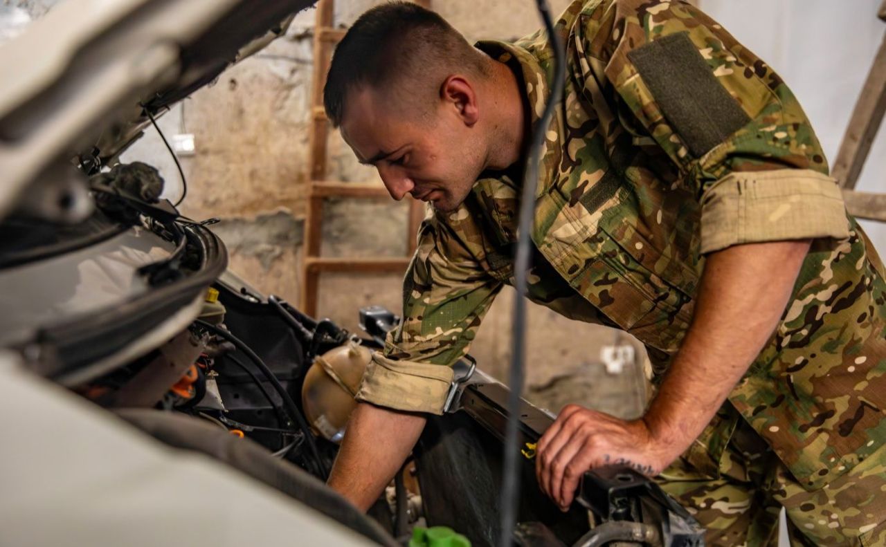Автомеханіки та технічні майстри ремонтують спецтехніку
