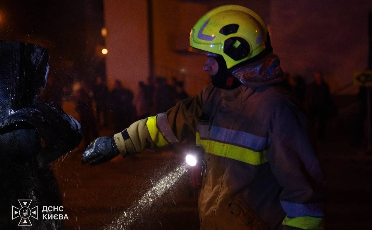 На місці події палали автівки. Фото: ДСНС Києва