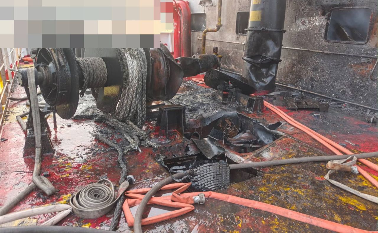 Після удару на борту судна загорілася надбудова. Фото: Одеська ОВА