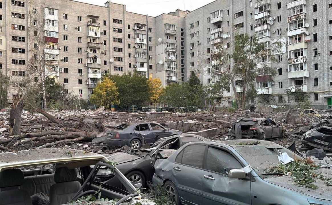 Кременчуцькі багатоповерхівки після ракетної атаки рф. Фото: Полтавська ОВА